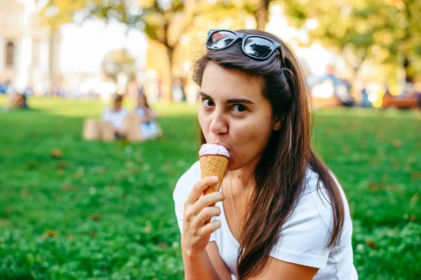 Young pretty woman take a rest in shadow with ice cream — Stock Photo, Image