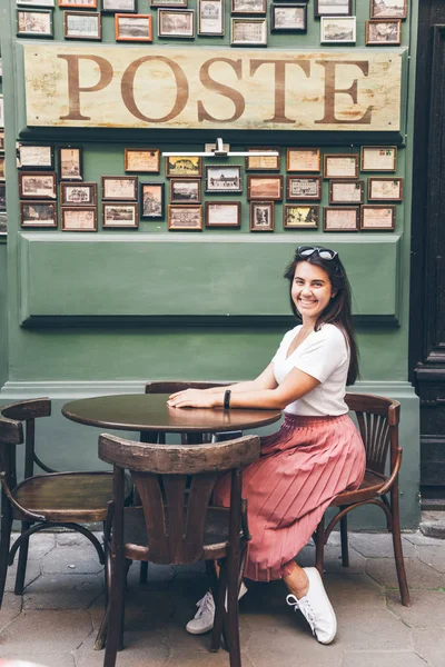 Kvinna sitter i en street café — Stockfoto