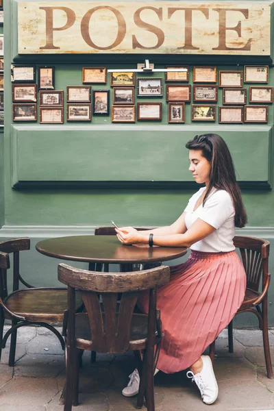 Woman sitting in a street cafe — Stock Photo, Image