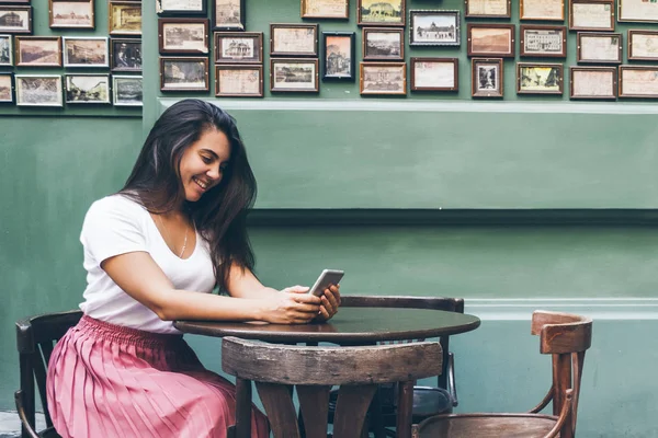 Woman sitting in a street cafe — Stock Photo, Image