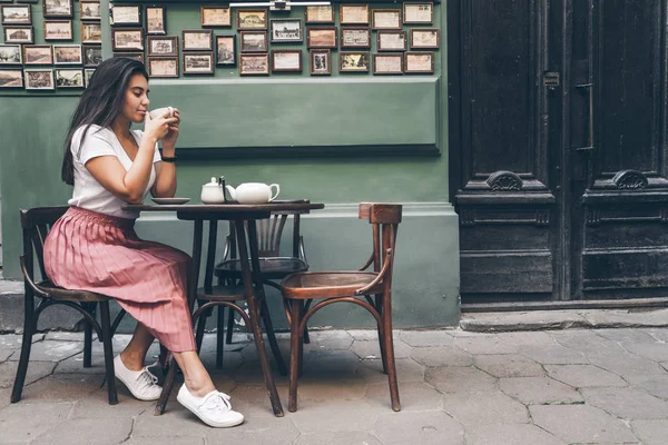 Женщина в уличном кафе мечтала о чае — стоковое фото