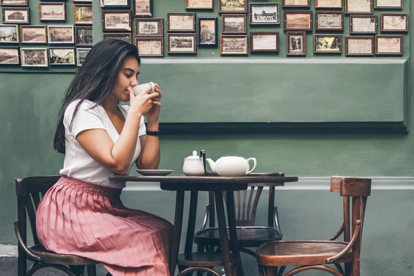 Nainen katu kahvilassa ruoppaus teetä — kuvapankkivalokuva