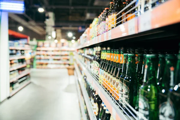 Estante de cerveza en la tienda —  Fotos de Stock