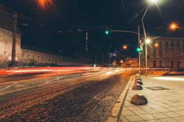uzun pozlama ile gece sokak fotoğraf