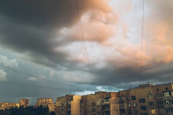 Dramatische Wolken und Sonnenuntergang über dem Gebäude — Stockfoto