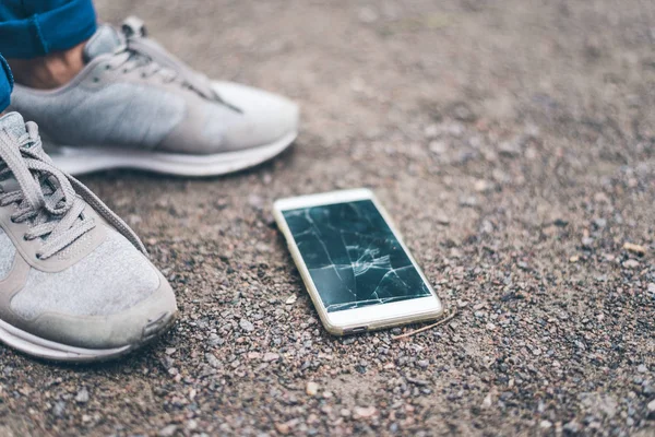 kadın cep telefonu yere düştü ve ekran parçaladı