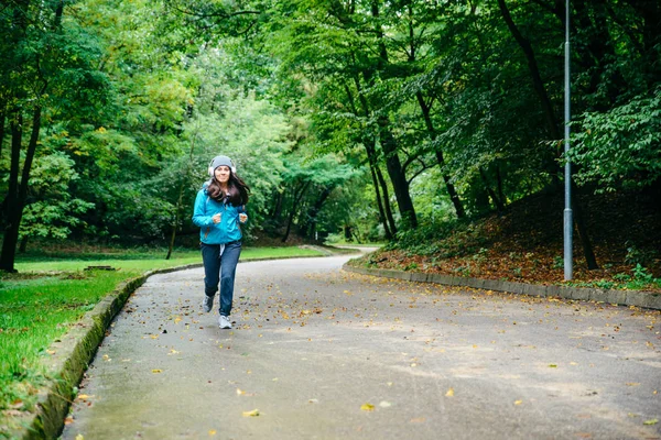 Giovane bella donna correre utside nel parco — Foto Stock