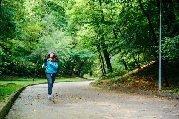 Tanara destul de femeie rula utside în the parc — Fotografie, imagine de stoc