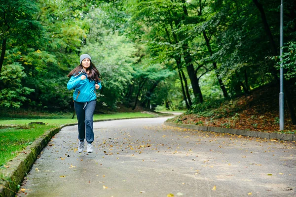 Giovane bella donna correre utside nel parco — Foto Stock