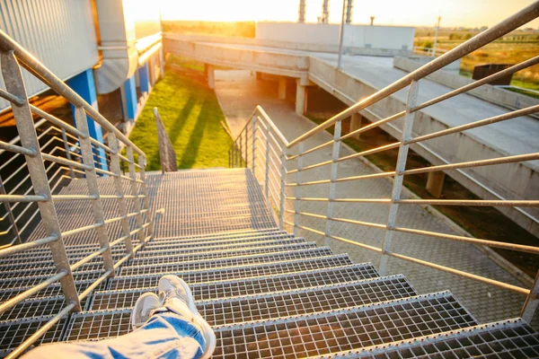 merdivenlerde oturan ve sunset bulvarında arayan adam