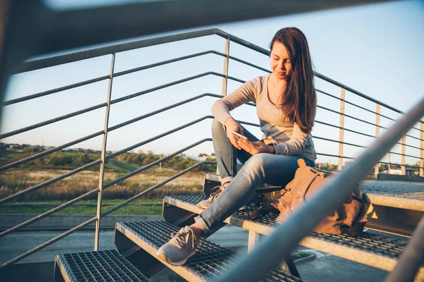 alışveriş merdivenlerde oturan genç güzel kadın