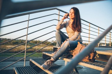 alışveriş merdivenlerde oturan genç güzel kadın