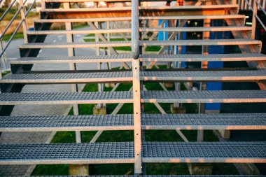 merdivenlerde oturan ve sunset bulvarında arayan adam