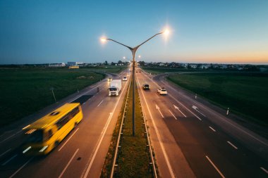 Uzun pozlama günbatımı bir otoyol üzerinde