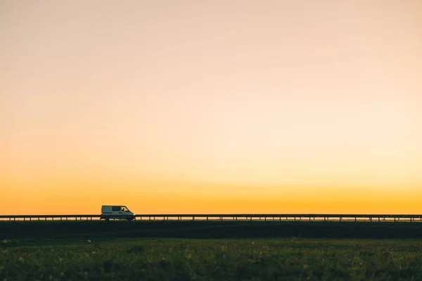 Auto na dálnici na západ slunce — Stock fotografie