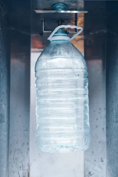 Compra de água na máquina de água — Fotografia de Stock