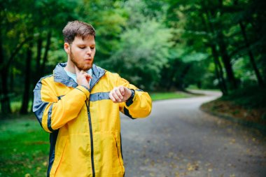 Nabzı çalışırken ölçme adam