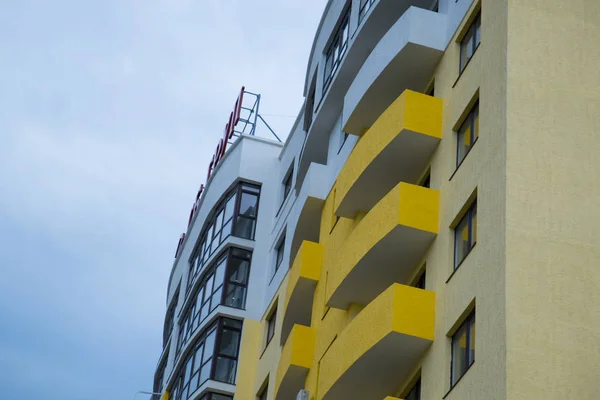 Edificio nuevo con apartamentos — Foto de Stock