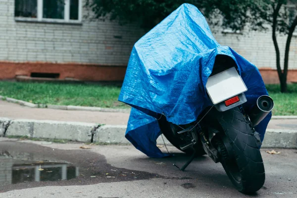 Zaparkoval na dvoře kryté motorka — Stock fotografie