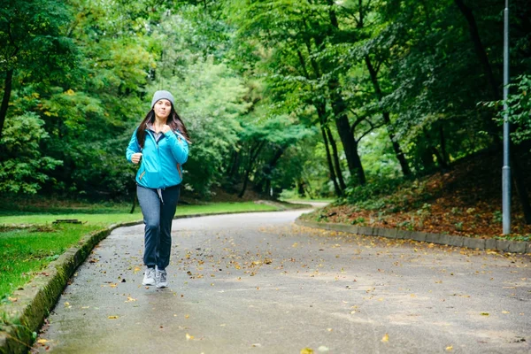 Giovane bella donna correre utside nel parco — Foto Stock