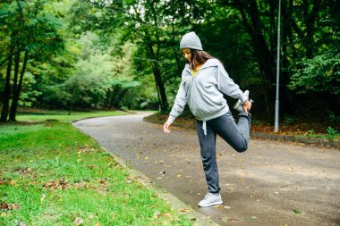 Şehir Parkı içinde uzanan kadın