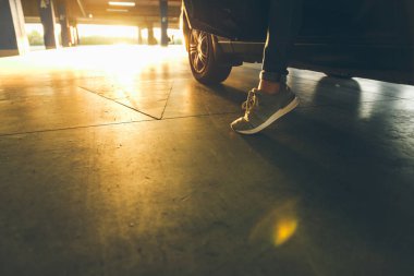 Genç modern kadın çık arabadan