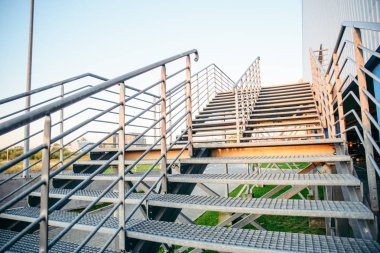 merdivenlerde oturan ve sunset bulvarında arayan adam