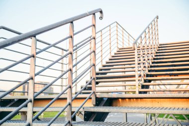 merdivenlerde oturan ve sunset bulvarında arayan adam