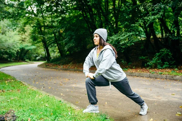 Şehir Parkı içinde uzanan kadın