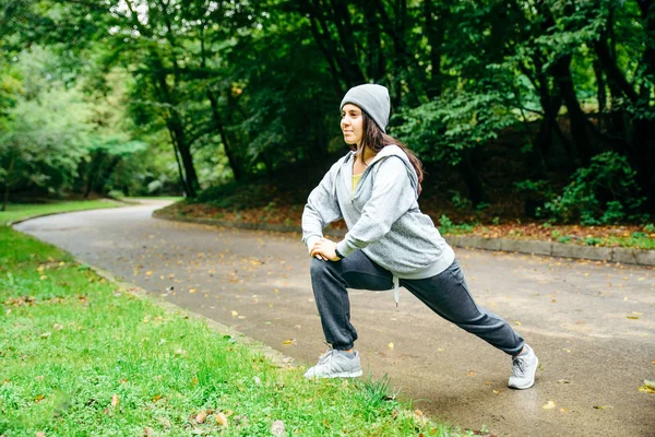 Şehir Parkı içinde uzanan kadın