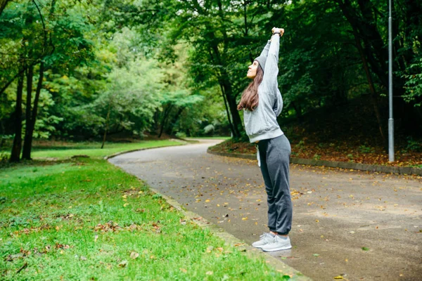 Şehir Parkı içinde uzanan kadın