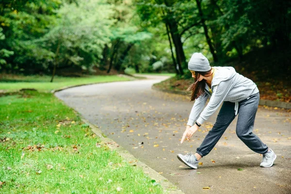 Şehir Parkı içinde uzanan kadın