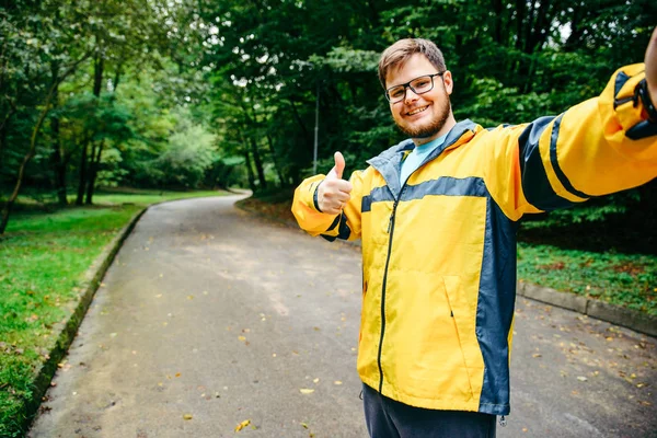 Homem no esporte desgaste tomando selfie no parque — Fotografia de Stock