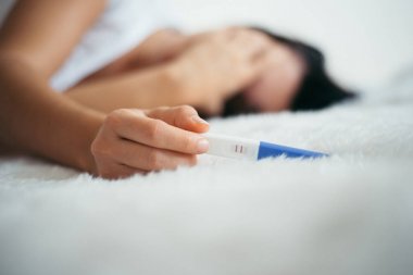 üzgün kadın gebelik testi ile