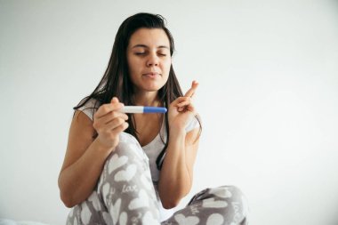 Pregnance testi mutluluğu arayan genç kadın