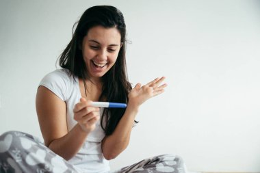 Pregnance testi mutluluğu arayan genç kadın