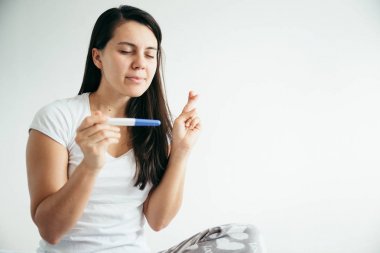 Pregnance testi mutluluğu arayan genç kadın