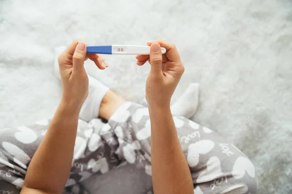 임신 테스트와 슬픈 여자 — 스톡 사진