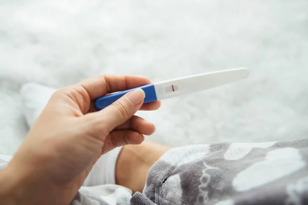 여자 거짓말 슬픈 부정적인 임신 테스트와 함께 침대에 화가 — 스톡 사진