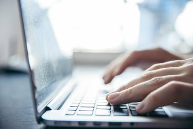 dizüstü bilgisayarda eller yakın çekim