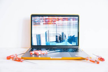 kırık ekran ile laptopr