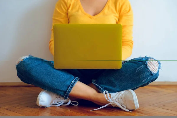 Jovem mulher bonita sentada no chão com laptop — Fotografia de Stock