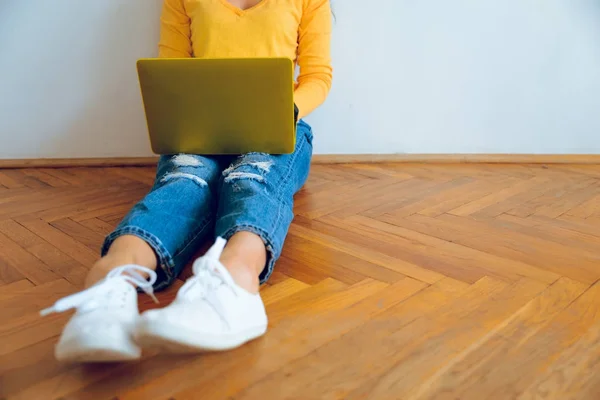Jovem mulher bonita sentada no chão com laptop — Fotografia de Stock
