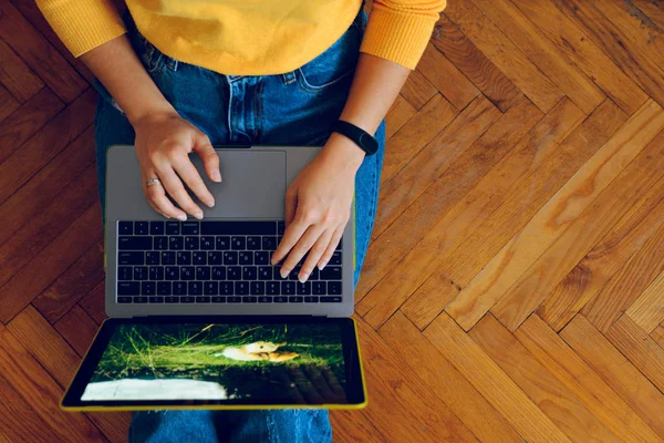 Laptop ahşap bir katta oturan kız elinde Üstten Görünüm