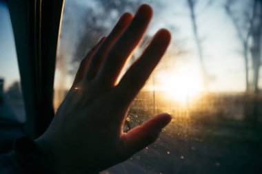 adam günbatımı üzerinde güneşin önünde elini tut