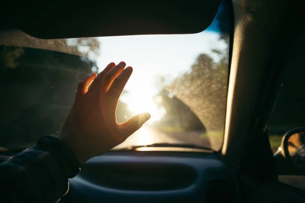 Man hold hand in front of the sun on sunset — Stock Photo, Image