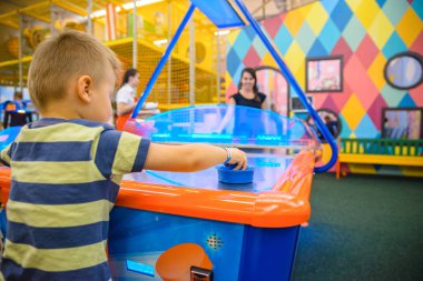 küçük çocuk hava hokey oynar