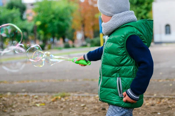 Kleiner Junge spielt mit Seifenblasen — Stockfoto