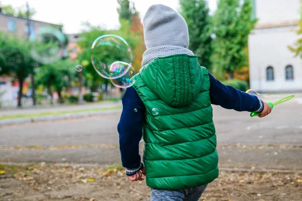 Liten unge pojke leker med såpbubblor — Stockfoto