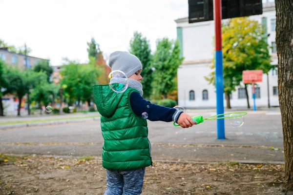 Liten unge pojke leker med såpbubblor — Stockfoto